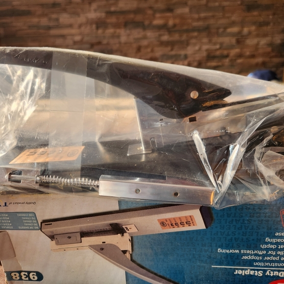 Heavy Duty Commercial Stapler - Picture 3 of 5